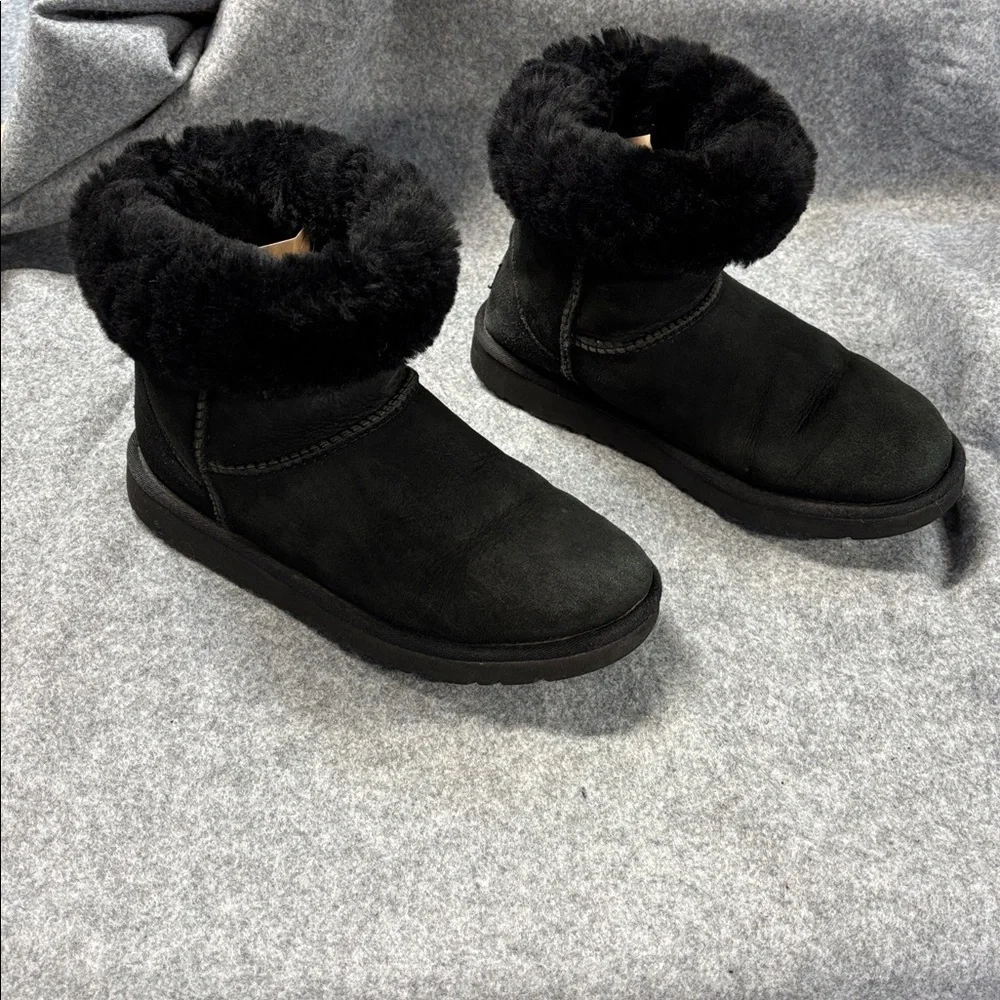 UGG Classic Black fur lined grippy slide into winter Boots size 6